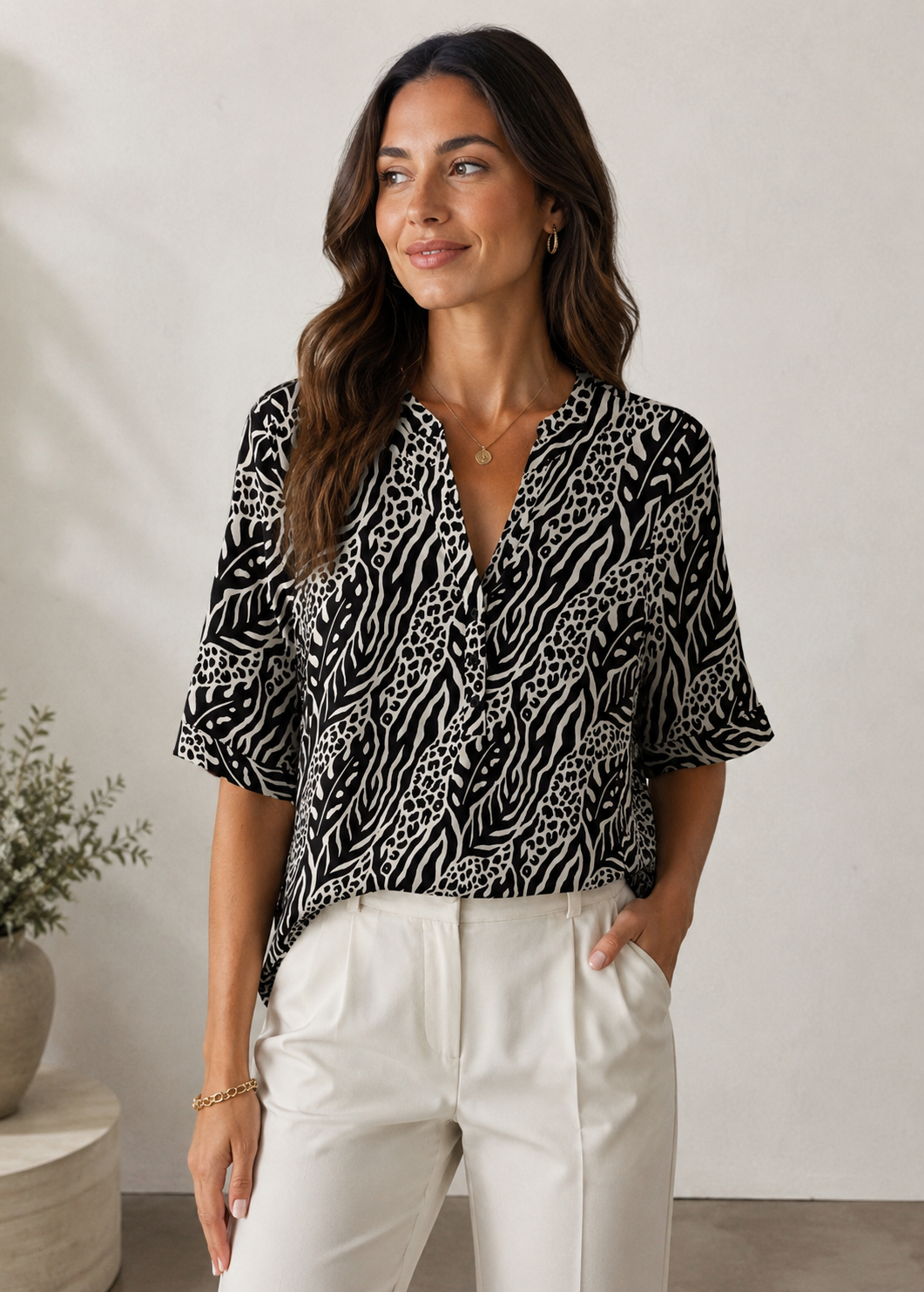 Blusa Joella, svørt/ráhvít, við v/hálsi
