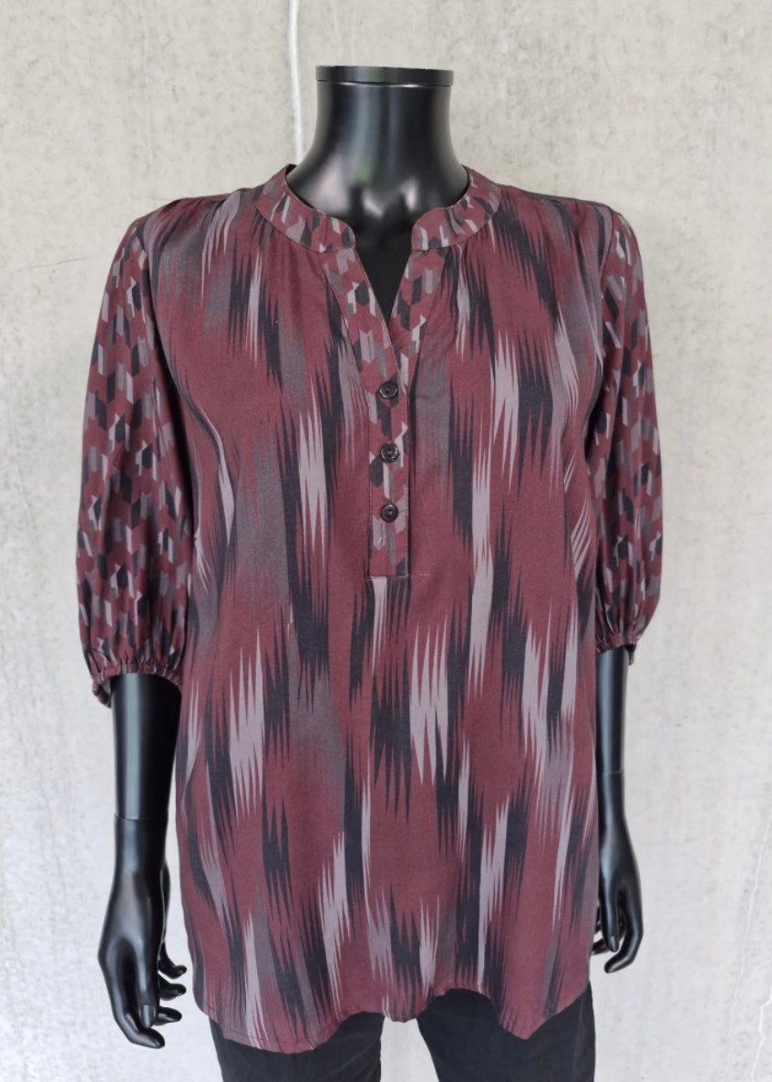 Blusa 9702, myrkareyð