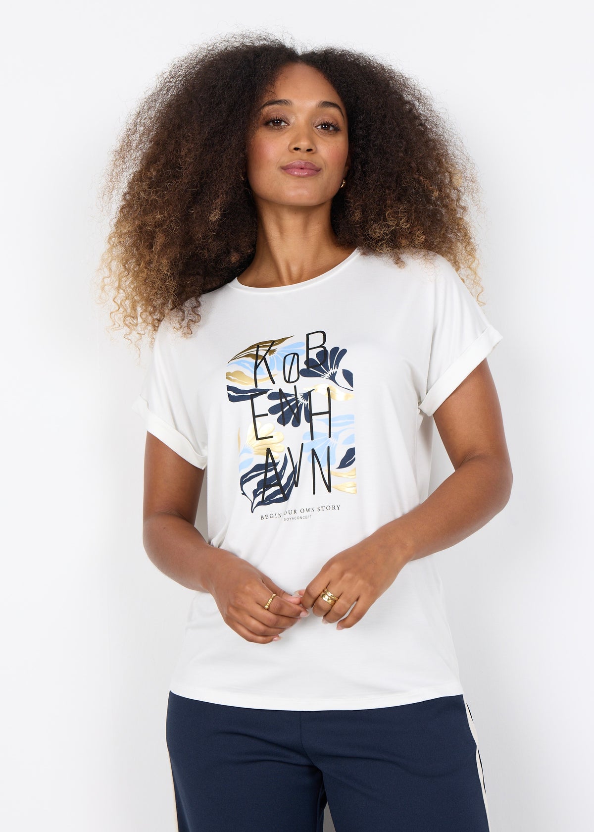 T-shirt Marica, við bláum mynstri